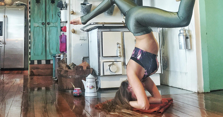 Femme faisant du yoga et à côté d'elle un maté
