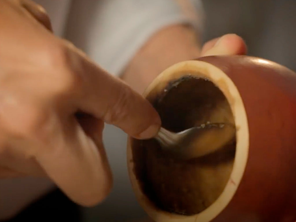 yerba mate Taragui enseña como curar la calabaza